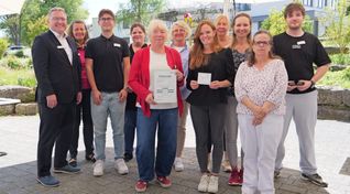 AOK-Geschäftsführer Sven Busch (links), AOK-Präventionsexpertin Dagmar Weisheit (daneben), mit Einrichtungsleiterin Ute Hildebrecht (5. von links) und Gesundheitsmanagerin Dana Ottersbach (7. von links) und dem Team vom Haus Augustinus in Sindelfingen.